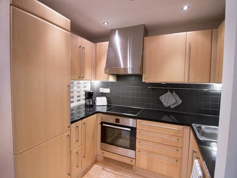 Full-size fridge, microwave, oven, stovetop