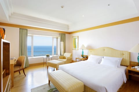 Executive Suite Room, Non Smoking | In-room safe, desk, laptop workspace, free WiFi