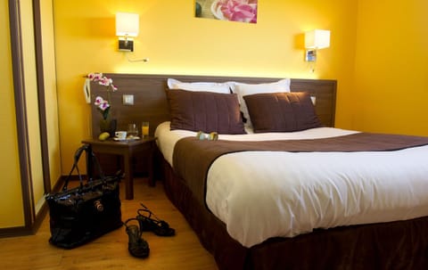 Double Room | In-room safe, desk, soundproofing, iron/ironing board