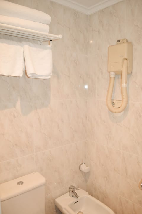 Twin Room | Bathroom | Bathtub, free toiletries, hair dryer, bidet