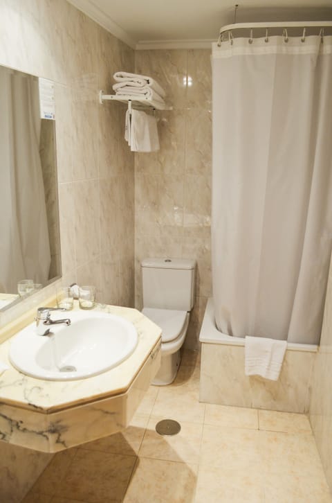 Double Room | Bathroom | Bathtub, free toiletries, hair dryer, bidet