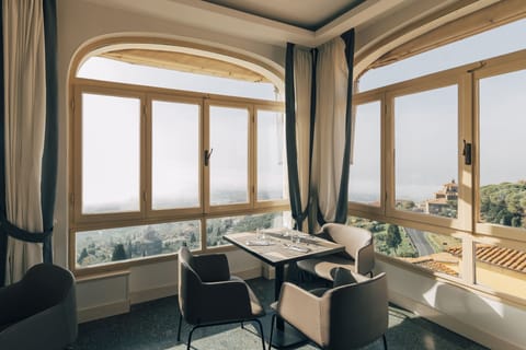 Daily continental breakfast (EUR 4 per person)