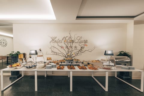 Daily continental breakfast (EUR 4 per person)