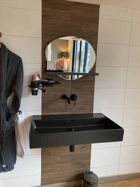 Wellness Suite, Sauna, Hottub | 1 bedroom, Egyptian cotton sheets, premium bedding, minibar