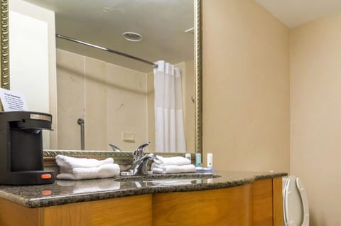 Standard Room, 2 Queen Beds, Non Smoking (Exterior Corridor) | Bathroom | Combined shower/tub, free toiletries, hair dryer, towels