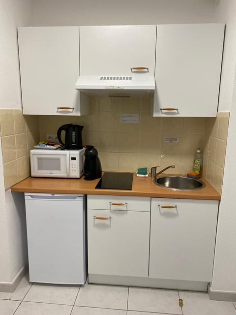 Twin Studio | Private kitchen | Fridge, stovetop, coffee/tea maker, electric kettle