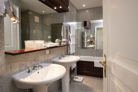 Junior Suite, Lake View | Bathroom | Separate tub and shower, free toiletries, hair dryer, bathrobes