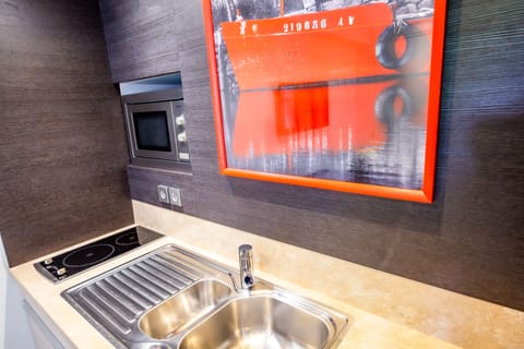 Eden Suite SPA | Private kitchen | Mini-fridge, microwave, espresso maker, coffee/tea maker