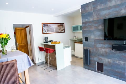 Blue Suite SPA | Private kitchen | Mini-fridge, microwave, espresso maker, coffee/tea maker