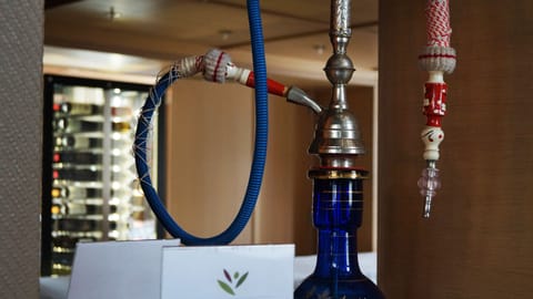 Serves breakfast, lunch, and dinner