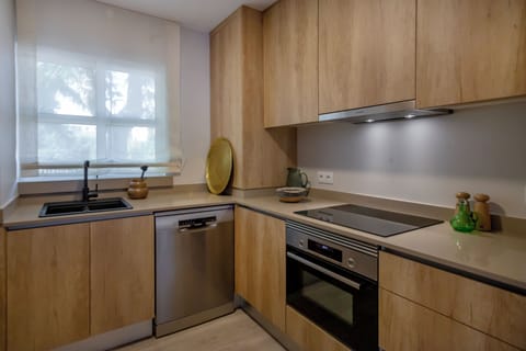 Apartment, 1 Bedroom | Private kitchen | Fridge, microwave, oven, stovetop