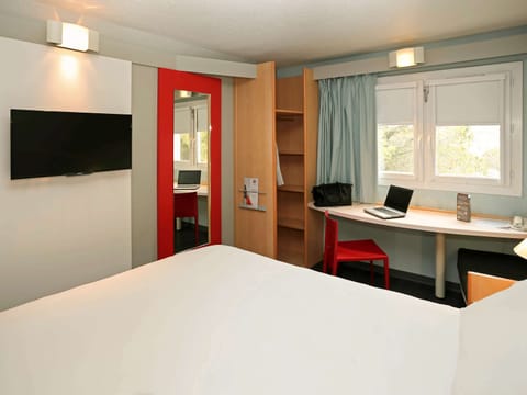 Room 1 double bed and 1 child bed under 12 years old | 1 bedroom, premium bedding, desk, soundproofing