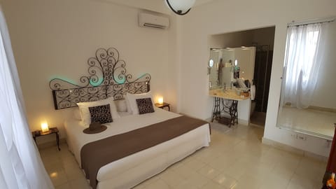 Design Double Room, 1 King Bed (Junior Suite Irma) | Bathroom | Free toiletries, hair dryer, towels, soap