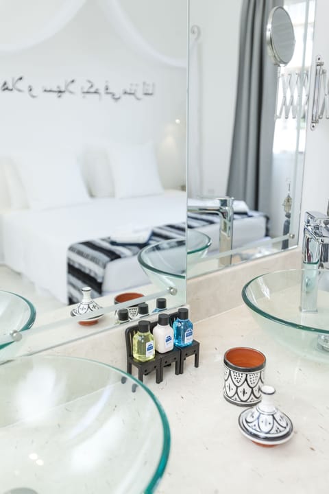 Habitación doble superior, 1 cama de matrimonio grande (Master Suite Oriental) | Bathroom | Free toiletries, hair dryer, towels, soap