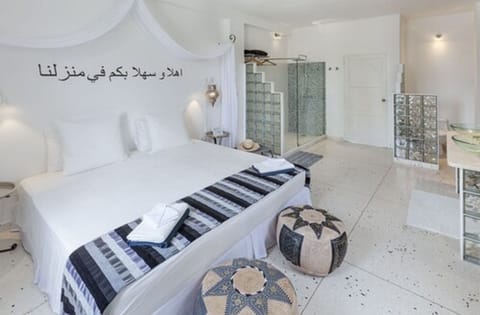 Habitación doble superior, 1 cama de matrimonio grande (Master Suite Oriental) | Bathroom | Free toiletries, hair dryer, towels, soap