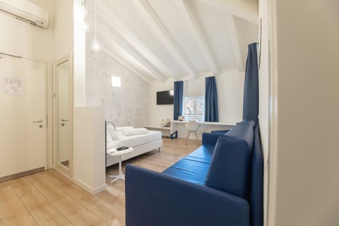 Frette Italian sheets, premium bedding, minibar, in-room safe