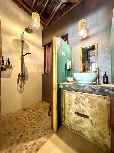 Traditional Loft, 1 King Bed, Kitchenette, Garden View | Bathroom | Shower, free toiletries, hair dryer, bathrobes