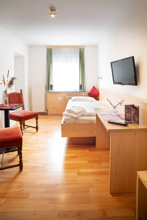 Single Room | Blackout drapes, cribs/infant beds, free WiFi, bed sheets