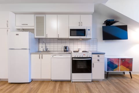 Loft B301 | Private kitchen | Fridge, microwave, oven, stovetop