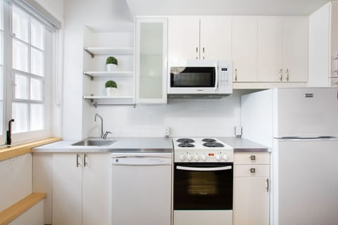 Studio B202 | Private kitchen | Fridge, microwave, oven, stovetop