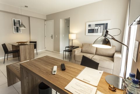 Loft, Kitchen (Loft com Cozinha) | Premium bedding, minibar, in-room safe, individually decorated