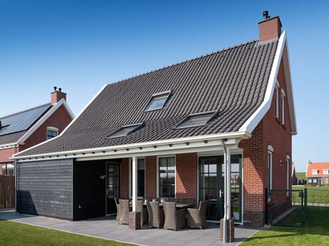 Sky, Window, Plant, Building, Wood, Cottage, Residential Area, Real Estate, House, Facade