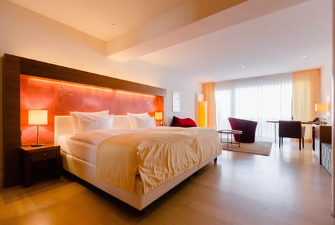 Junior Suite, Park View | Hypo-allergenic bedding, pillowtop beds, minibar, in-room safe