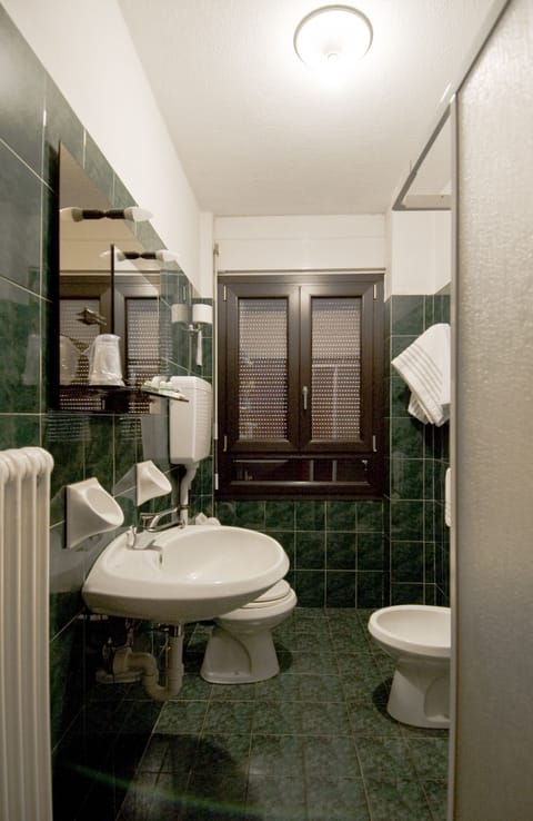 Superior Single Room | Bathroom | Free toiletries, hair dryer, bathrobes, bidet