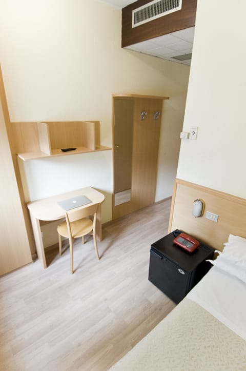 Standard Single Room | Minibar, desk, free WiFi, bed sheets
