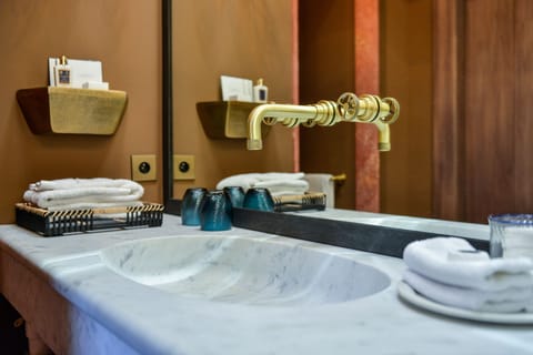 Exclusive Suite | Bathroom | Shower, rainfall showerhead, designer toiletries, hair dryer