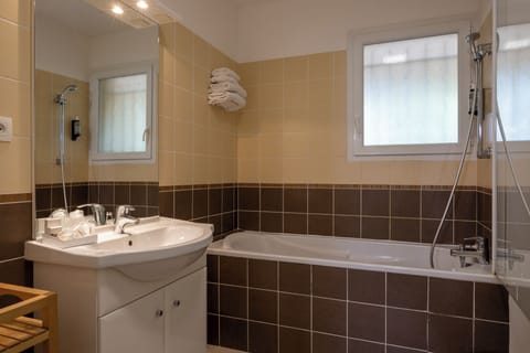 Family Quadruple Room | Bathroom | Combined shower/tub, free toiletries, hair dryer, towels