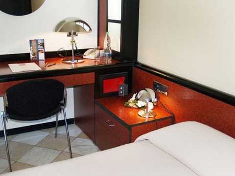 Double or Twin Room | Minibar, desk, soundproofing, free WiFi