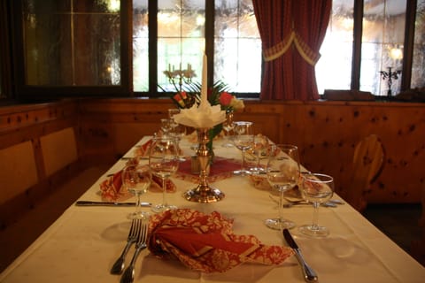 Breakfast and dinner served, German cuisine