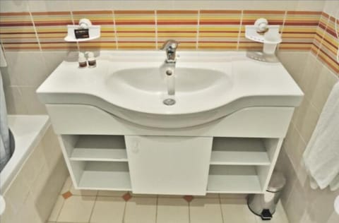 Studio | Bathroom | Bathtub, deep soaking tub, free toiletries, towels