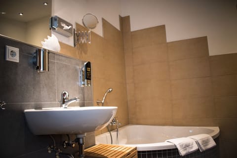 Junior Suite, Sauna | Bathroom | Free toiletries, towels