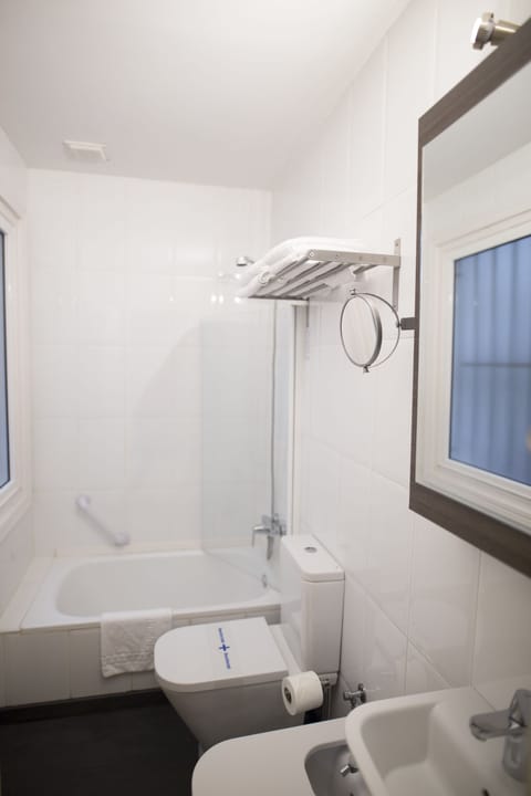 Shower, rainfall showerhead, free toiletries, hair dryer