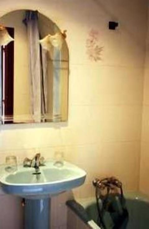 Bathtub, deep soaking tub, free toiletries, hair dryer