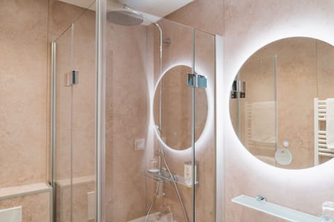 Basic Single Room | Bathroom | Shower, rainfall showerhead, hair dryer, towels