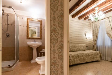 Suite | In-room safe, soundproofing, free WiFi, bed sheets