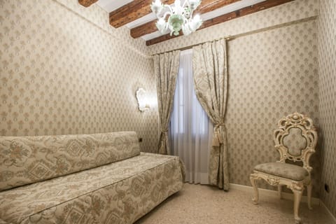 Suite | In-room safe, soundproofing, free WiFi, bed sheets