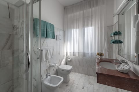 Family Suite (Plus) | Bathroom | Free toiletries, hair dryer, bathrobes, slippers