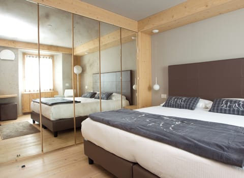 Classic Room | In-room safe, desk, blackout drapes, iron/ironing board