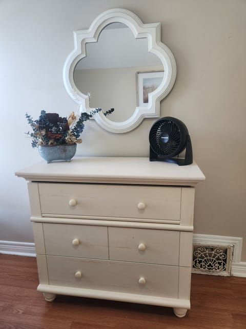 queen bedroom upstairs