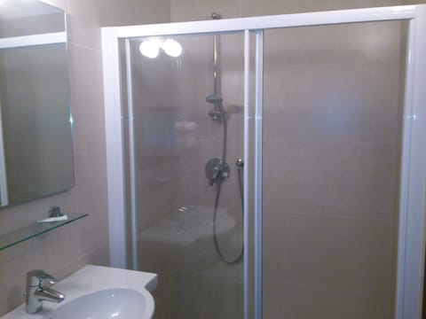 Triple Room | Bathroom | Free toiletries, hair dryer, towels