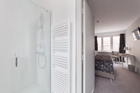 Rainfall showerhead, free toiletries, hair dryer, bathrobes