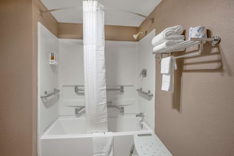 Room, 1 King Bed, Accessible, Non Smoking | Bathroom | Combined shower/tub, hair dryer, towels