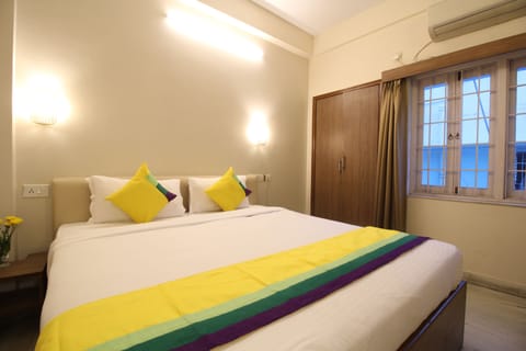 Deluxe Double Room, 1 King Bed, Non Smoking | Premium bedding, desk, blackout drapes, iron/ironing board