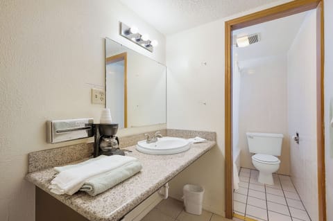 Combined shower/tub, free toiletries, hair dryer, towels