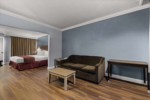 Suite, 1 King Bed, Balcony | Room amenity