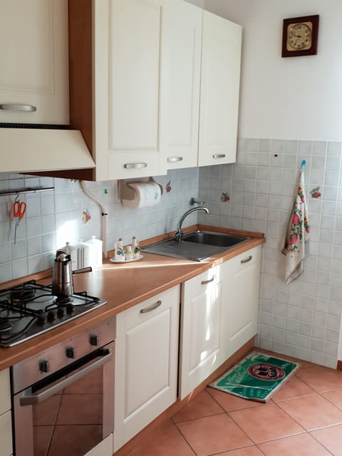 Apartment, 1 Bedroom | Private kitchen | Stovetop, cookware/dishes/utensils